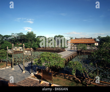 Il Ponte del Golden acque che conduce alla Thai Hoa Palace, la cittadella di Hue, Vietnam, Indocina, Asia sud-orientale, Asia Foto Stock