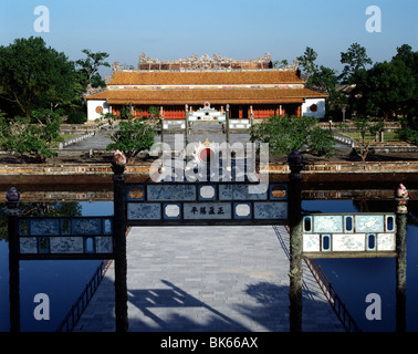 Il Ponte del Golden acque che conduce alla Thai Hoa Palace, la cittadella di Hue, Vietnam, Indocina, Asia sud-orientale, Asia Foto Stock