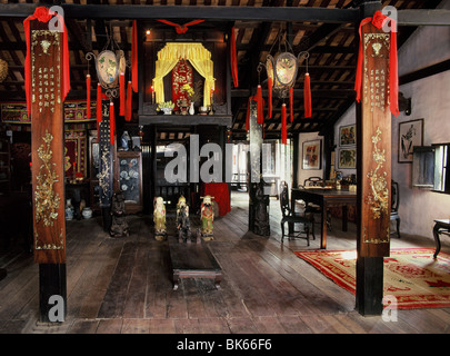 Altare nel salotto di una casa cinese costruito nel 1780, Phung Hung House, Hoi An, Vietnam, Indocina, Asia sud-orientale, Asia Foto Stock