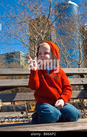 Giovane ragazzo in Battery Park, Manhattan, New York Foto Stock