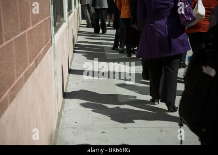 Le persone in cerca di lavoro in linea per un processo equo in Midtown a New York lunedì, 12 aprile 2010. (© Francesca M. Roberts) Foto Stock