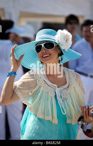 Eleganza asiatica. Donna asiatica bella ed elegante vestita in chiffon e pizzo con occhiali da sole e grande cappello alla moda. Thailandia, S. E. Asia Foto Stock