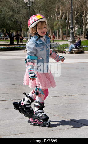 Plaza de Espana Madrid Spagna bambina bambino rullo inline skating pattini pattino Foto Stock