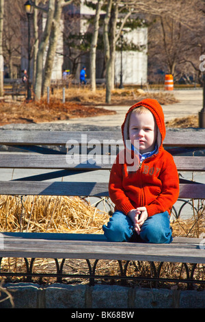 Giovane ragazzo in Battery Park di New York City Foto Stock