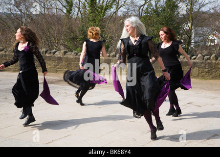 Medusa gotico ballerini Morris a Knaresborough Castle Yorkshire Inghilterra Foto Stock