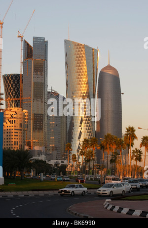 Sole di sera riflettendo su highrise edifici a Doha, in Qatar