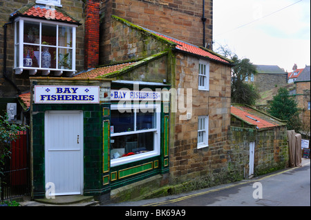 ROBIN HOOD BAY, NORTH YORKSHIRE, Regno Unito - 16 MARZO 2010: Pretty Small Fishmonger Shop nel villaggio Foto Stock