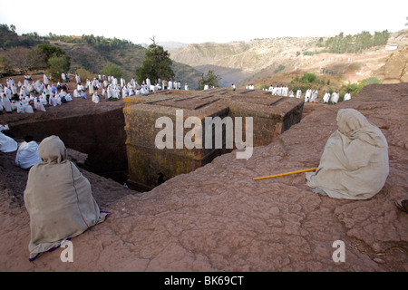 La Messa del mattino presso la scommessa iconica Giyorgis Chiesa di Lalibela, Etiopia Foto Stock