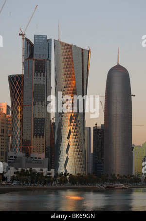 Sole di sera riflettendo su highrise edifici a Doha, in Qatar
