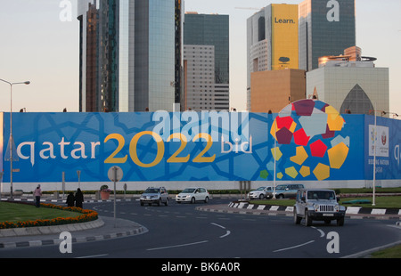 Coppa del Mondo FIFA 2022 promozione su un sito di costruzione lato dello spintore a Doha, in Qatar Foto Stock