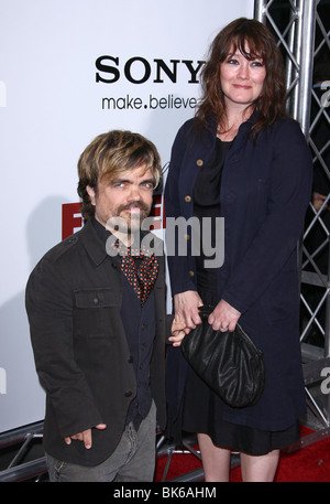 PETER DINKLAGE ERICA SCHMIDT morte a un funerale PREMIERE MONDIALE HOLLYWOOD Los Angeles CA 12 Aprile 2010 Foto Stock