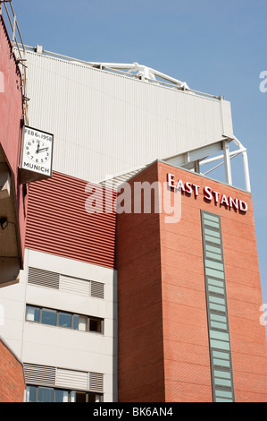 Il Manchester United Old Trafford Est Stand che mostra orologio Monaco di Baviera 1958 Foto Stock