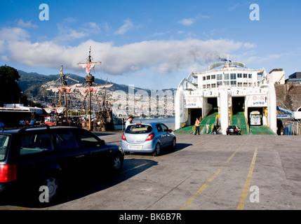 I veicoli di salire a bordo del traghetto per auto a Funchal, Madeira per il viaggio di ritorno per il territorio continentale portoghese e le isole Canarie. Foto Stock