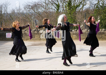 Medusa gotico ballerini Morris a Knaresborough Castle Yorkshire Inghilterra Foto Stock