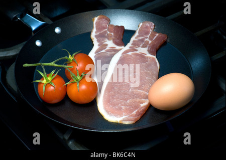 Uova, pancetta e pomodoro, ingredienti per una tradizionale prima colazione inglese Foto Stock