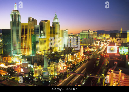 Crepuscolo vista in elevazione dei casinò sulla Strip di Las Vegas Nevada Foto Stock