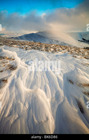 La mattina presto vista verso Horsehill Tor, vale di Edale, con la neve soffiata creste in primo piano Foto Stock