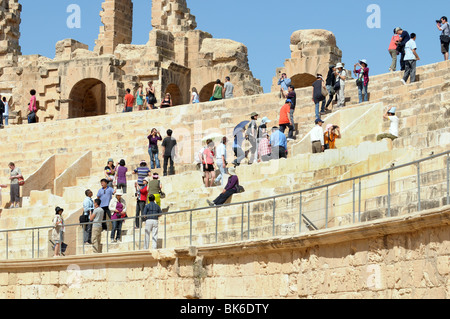 I turisti all'interno di El Jem anfiteatro romano, Tunisia. Foto Stock