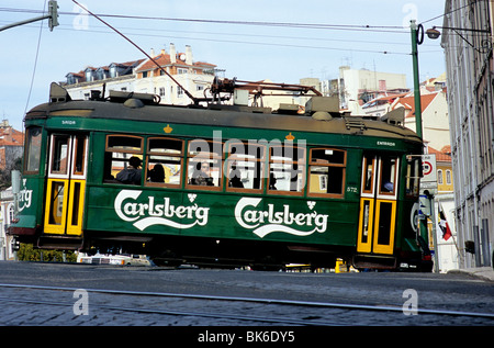 Un tram di Lisbona en route in discesa vicino alla città di São Bento district Foto Stock