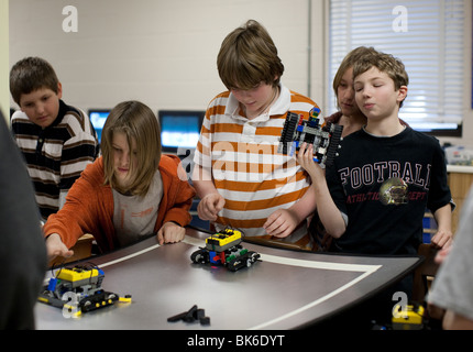 Anglo gli studenti delle scuole medie prova le loro controllate a distanza dei veicoli robotizzati in classe robotica di Austin in Texas Foto Stock