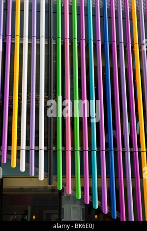 Color arcobaleno tubi metallici verticali Foto Stock
