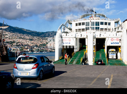 I veicoli di salire a bordo del traghetto per auto a Funchal, Madeira per il viaggio di ritorno per il territorio continentale portoghese e le isole Canarie. Foto Stock