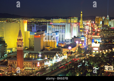 Crepuscolo vista in elevazione dei casinò sulla Strip di Las Vegas Nevada Foto Stock