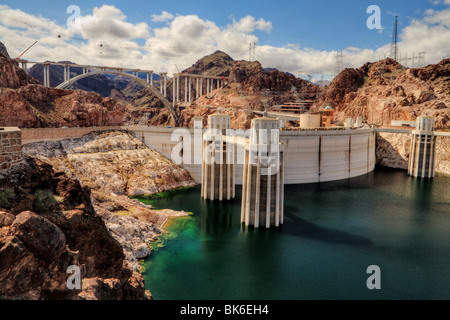 La famosa Diga di Hoover e la costruzione del nuovo ponte intorno ad esso-Boulder City, Nevada, Stati Uniti d'America. Foto Stock