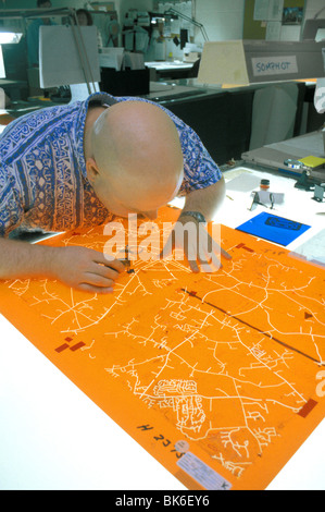 Cartografo opere sulla pellicola di mappa Foto Stock