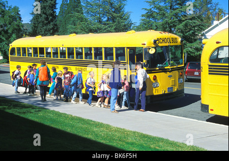 I bambini delle elementari boarding school bus dopo la scuola Mt Shasta California Foto Stock