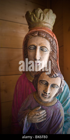 Un scolpito a mano la scultura in legno della Madonna e il Bambino, che si trova in uno dei tanti pittoreschi negozi nel centro cittadino di Ruidoso, Nuovo Messico. Foto Stock