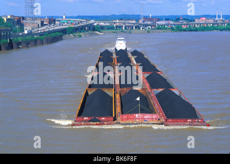 Rimorchiatore spinge il carbone chiatte fino fiume Ohio Louisville Kentucky Foto Stock