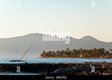 Isola di Molokai e affondata yacht da Lahaina parete del porto Foto Stock