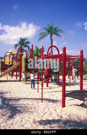 Bambino di etnia giocare nel parco giochi Metro Zoo Miami Florida Foto Stock