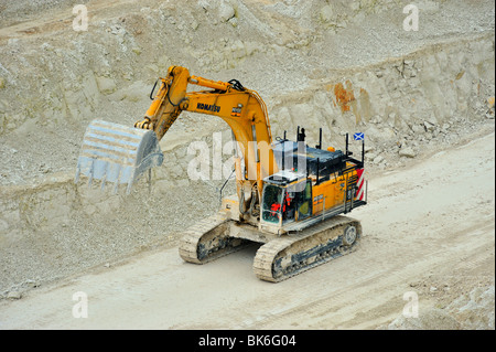 Veicolo escavatore nella cava di calcare Foto Stock