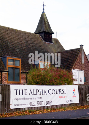 Banner promuovere il corso Alfa fuori Hersham chiesa battista a Hersham, Walton on Thames. Surrey. Regno Unito. Foto Stock