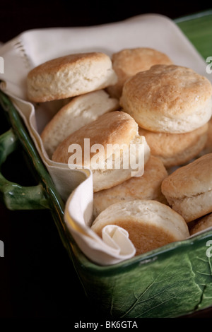 Cesto pieno di cucinata fresca biscotti fatti in casa Foto Stock