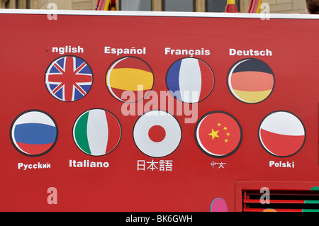 Lingue disponibili indicazioni su open top bus tour, bagno, Somerset, Inghilterra, Regno Unito Foto Stock