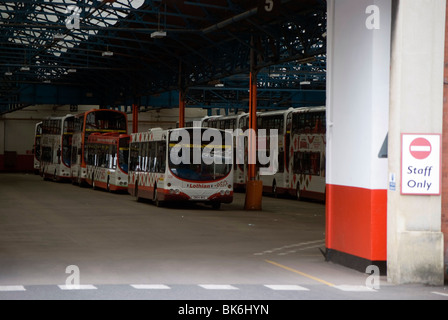 Gli autobus Lothian principale deposito di autobus di Edimburgo. Foto Stock