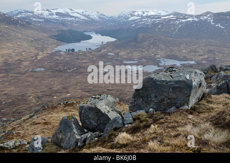 Corrour e Loch Ossian da Leum Uillem, Rannoch Moor, Scozia Foto Stock