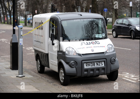 Un furgone elettrico si ricarica in corrispondenza di un punto di ricarica in Brighton Foto Stock