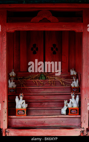 Un piccolo inari (Fox) santuario in Shimosuwa, Nagano, Giappone Foto Stock