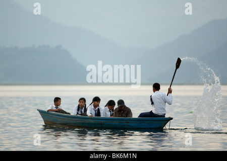 I bambini della scuola un giro in canoa attraverso il lago Pewha in Pokhara, Nepal Lunedì 26 Ottobre, 2009. Foto Stock