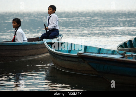 I bambini della scuola un giro in canoa attraverso il lago Pewha in Pokhara, Nepal Lunedì 26 Ottobre, 2009. Foto Stock