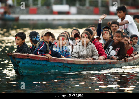I bambini della scuola un giro in canoa attraverso il lago Pewha in Pokhara, Nepal Lunedì 26 Ottobre, 2009. Foto Stock