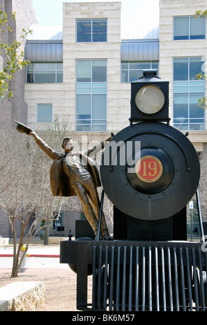 "Frisco prima' scultura (di fronte al municipio di Frisco) di David Allan Clark, Frisco, Texas, Stati Uniti d'America Foto Stock