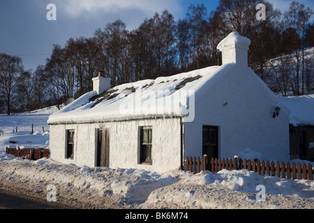 Cottage Highland Scottish Roadside a un piano innevato a Carthie, vicino a Braemar, Aberdeenshire, Scozia, Regno Unito Foto Stock