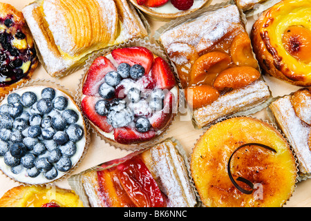 Sullo sfondo di un assortito torte dolci e pasticcini da sopra Foto Stock