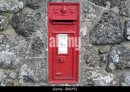 Un Edward VII postbox in un muro di pietra. Foto Stock