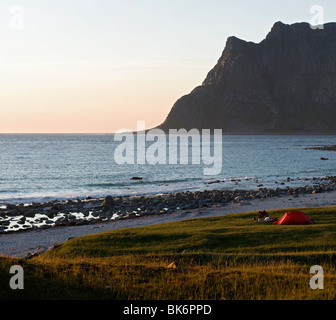 Campeggio in una tenda vicino ad una spiaggia in riva al mare. Isole Lofoten, a nord della Norvegia. Foto Stock